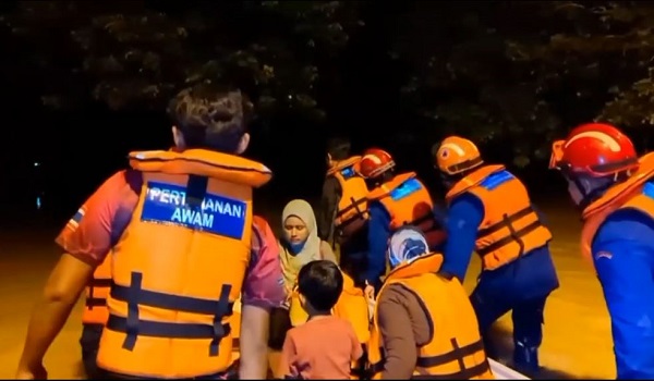 Antara penduduk terjejas dipindahkan akibat banjir di Kedah / Foto RTM